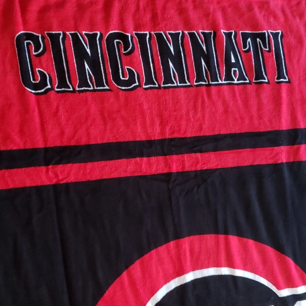 COPY - Cincinnati Reds throw - Picture 2 of 5